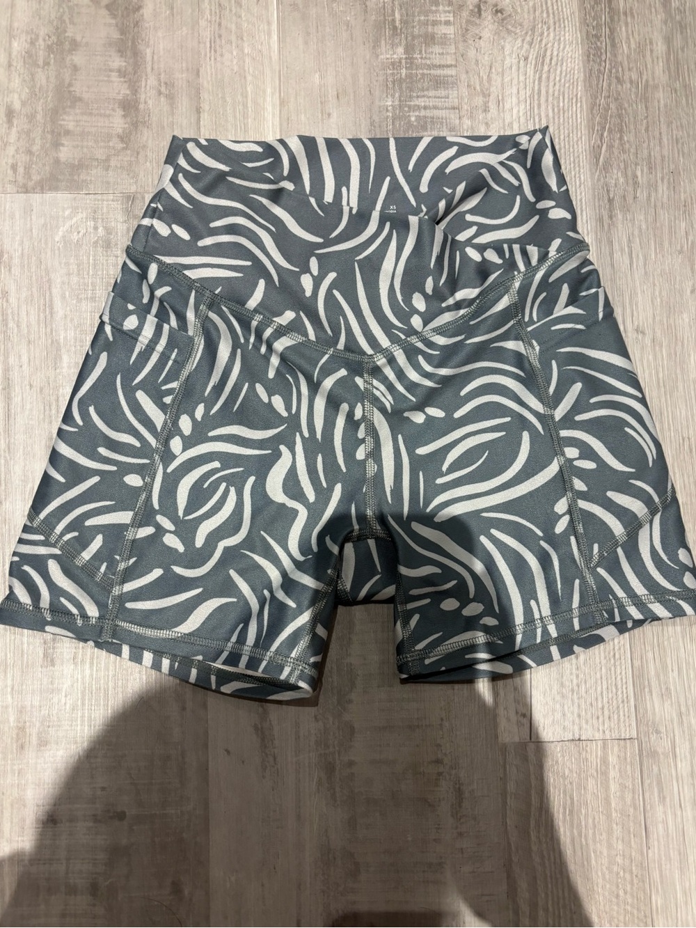 Gilly Hicks Gray and White Abstract High-Rise Bike Shorts